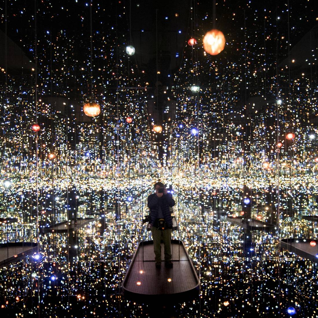 Light years lighting. Yayoi Kusama, Infinity Mirrored Room – the Souls of millions of Light years away, 2013. Публика арт. Yayoi Kusama my Infinity Soul. Lightyears from Home.