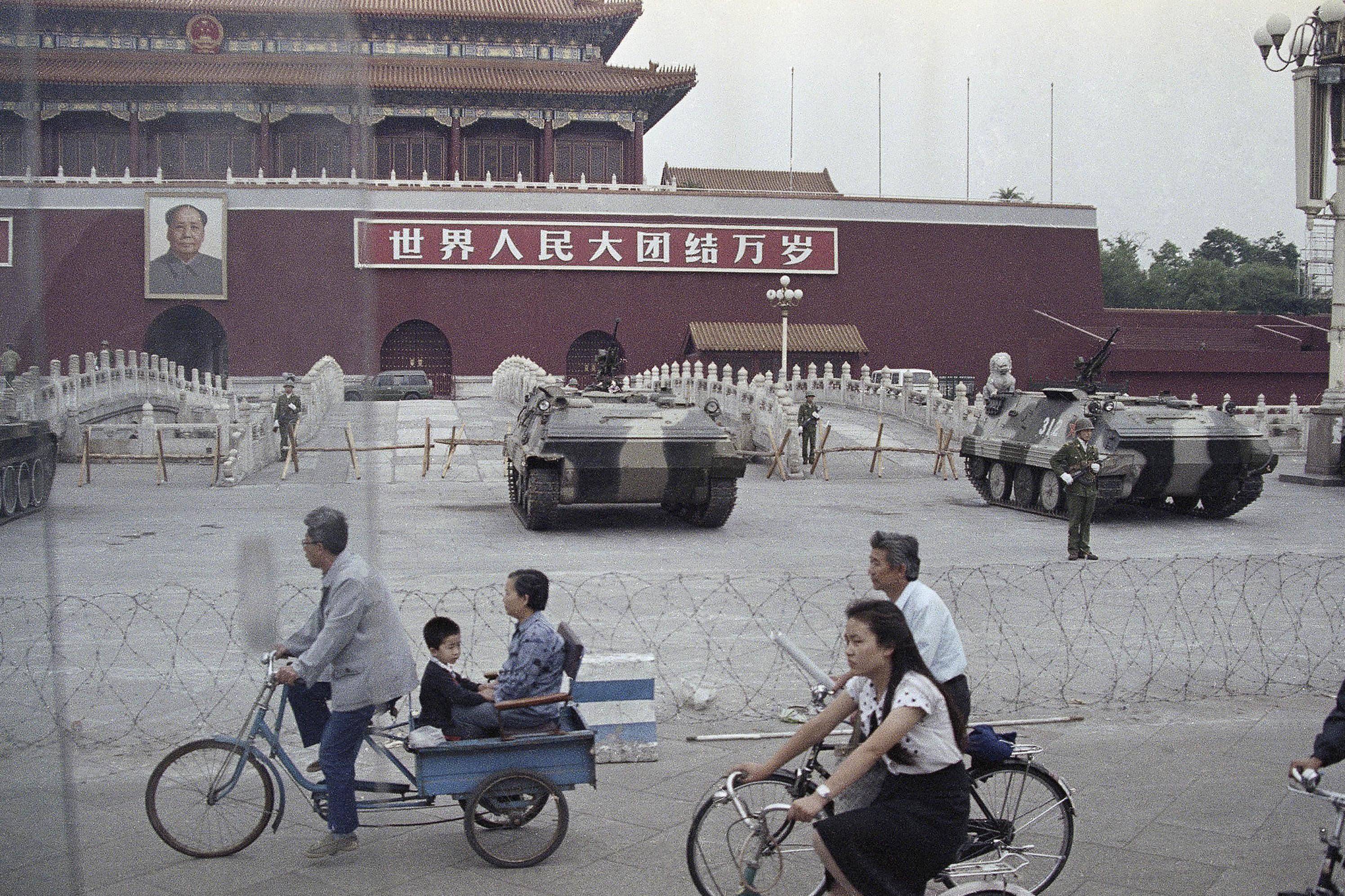 Столица площадь китая. Китай площадь Тяньаньмэнь 1989. Китай 1989 площадь Тяньаньмэнь танки. События на площади Тяньаньмэнь 1989.